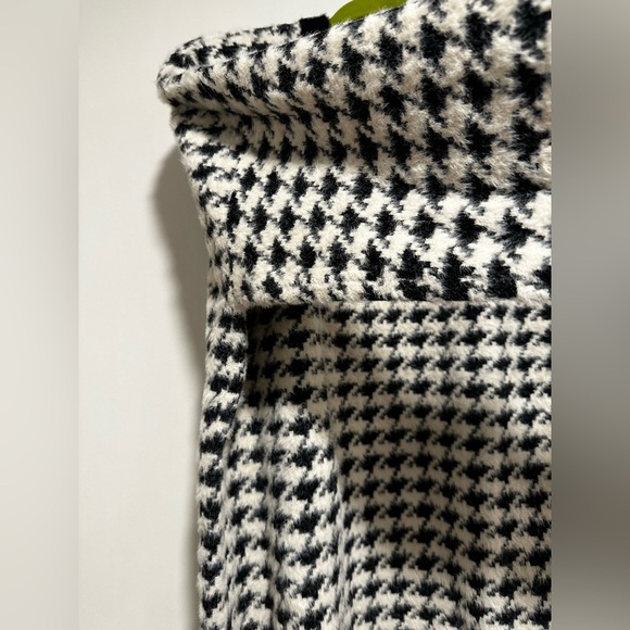 NWOT Women’s Cyrus Black & White Shaggy Fuzzy Houndstooth Crew Neck Sweater. Lg - Picture 8 of 10
